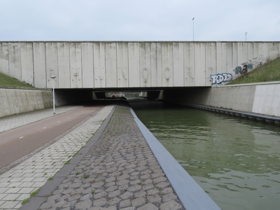 829740 Gezicht op het Rhijnoordviaduct van de A2, over de Leidsche Rijn bij de Groenewoudsedijk te Utrecht.